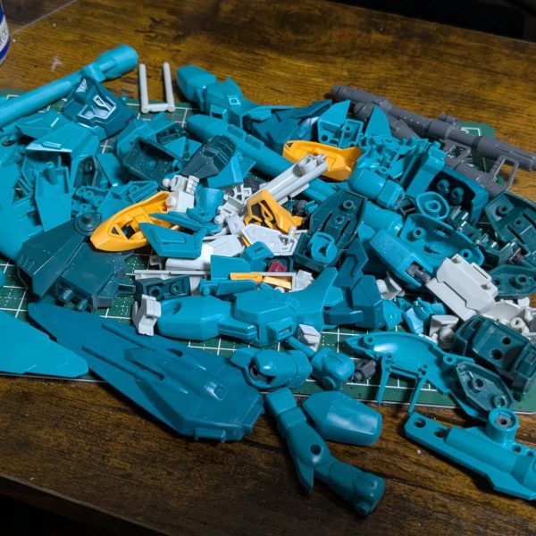次はカラミティガンダムってことで下処理。どーせ同じ色だしってことでコレクションシリーズとHGと両方いっしょに作業はじめたんですが、どっちもジャンク由来で、中途半端な塗りの除去とかゲート処理とか合わせ目消しとか大量で休日いちにち溶けました。同時に2体とかやるもんじゃないなあ。