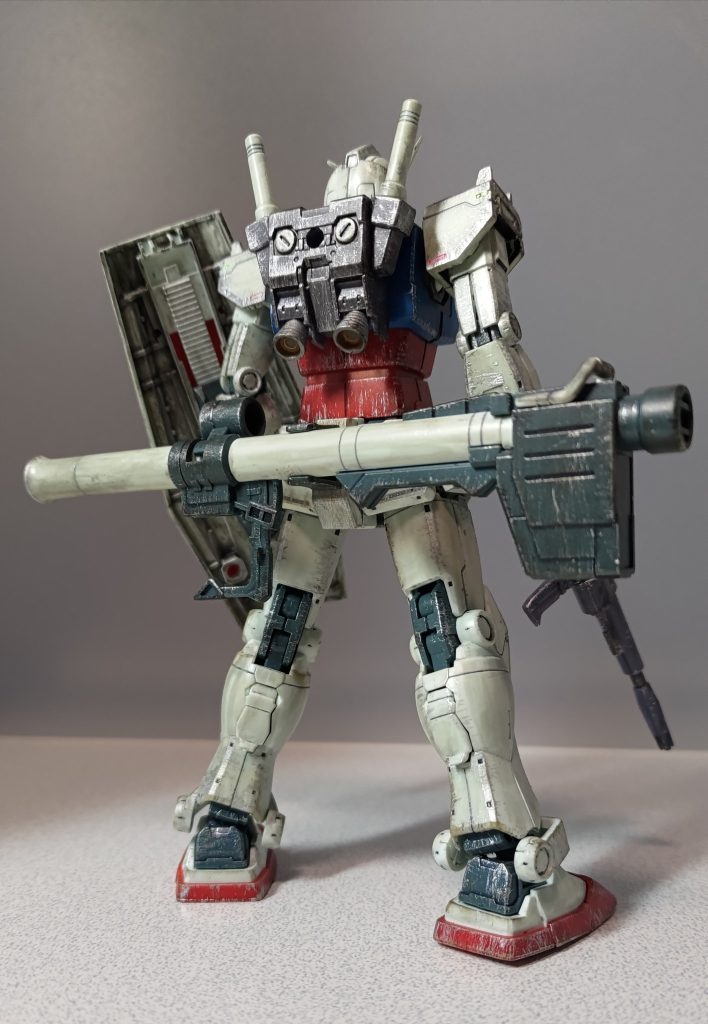 バックショットです。ガンダムマーカーや水性メタリックマーカーで部分塗装はしていますが、ほぼ成形色ですね。以下、アクションポーズです。