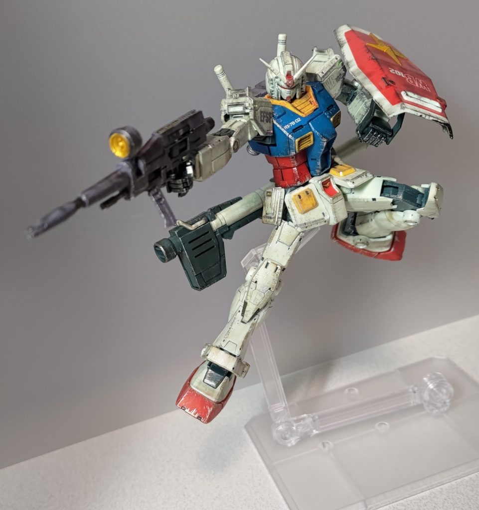 SEED撃ち気味のビームライフル! 武器のセンサなど一部分や本体のV字マーク、スラスターなどが部分塗装したポイントです。