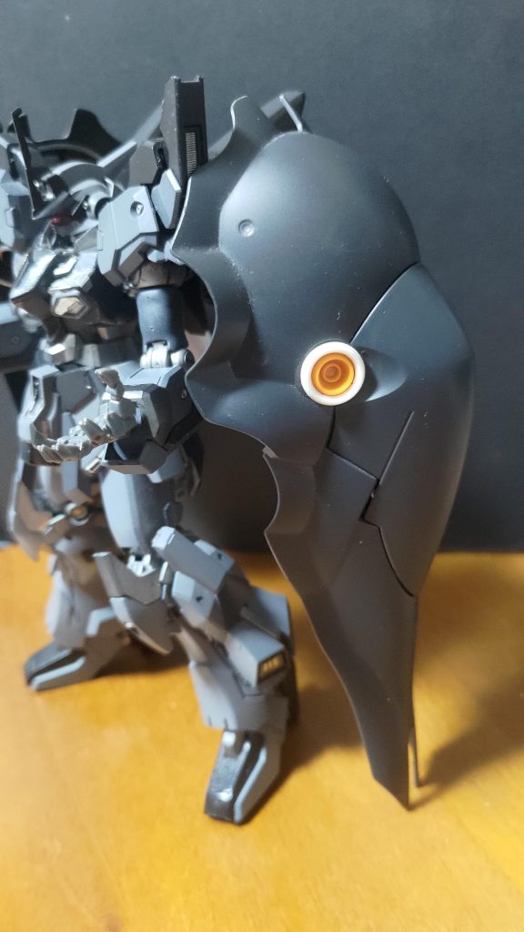 サイドバインダーはAMBACユニットを始め、ファンネルコンテナやフレキシブルスラスター、シールドなども兼ねる多機能ユニットであり、メガ粒子砲やサブ・アーム(隠し腕)、プロペラントタンクも搭載されている。本体にはムーバブルフレームによって接続されており、フレキシブルに可動する他、表面には2基のメガ粒子砲が装備されている。