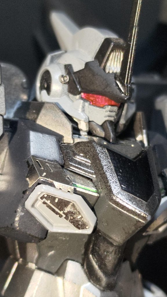 頭部には「ペイルライダー計画」で開発されたペイルライダーシリーズに搭載されたOS「HADES(Hyper Animosity Detect Estimate System)」を搭載している。HADESはパイロットを制御システムの一部として扱いシステムが演算した最適解を強制的にフィードバックさせる事で高い反応速度を発揮する。