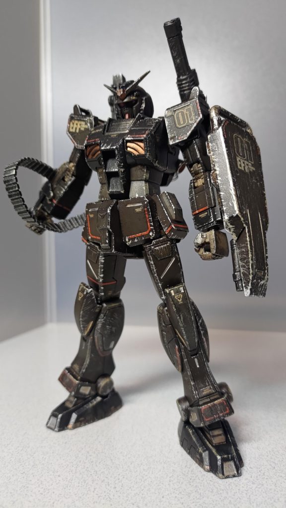 フロントショットです。キット内で装備にいくつか選択肢がありますが、ガトリングは給弾ベルト式、シールドは普通、バックパックはマシンガン用ジョイントとショルダーキャノンに決めました。装備は絞ってもマーキングシールは全部使っちゃおうということで、各所に情報追加してます。段差消しにもチャレンジしたんですが、肩とか見事に段差が残ってますね・・・トップコートの重ねが足りなかったのかな?
