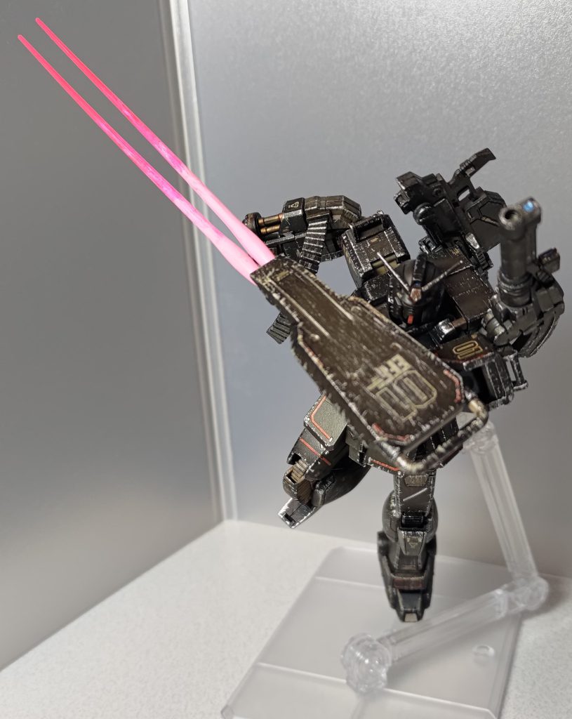 先端の裏面にマウントされたサーベルを展開できる攻撃的な印象が気に入って、こちらのシールドを採用しました。