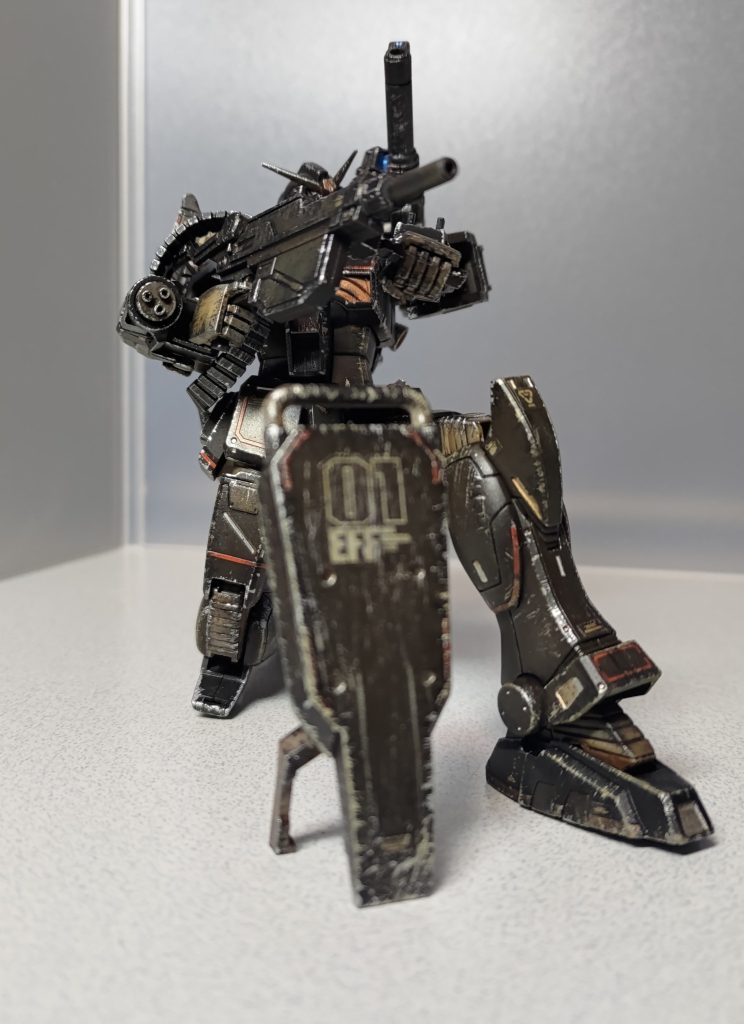 マシンガンは陸戦型ガンダムなどが装備してるやつの前身とのことで、形状は異なるけどストックやフォアグリップといった特徴的な造りはこの頃から健在ですね。