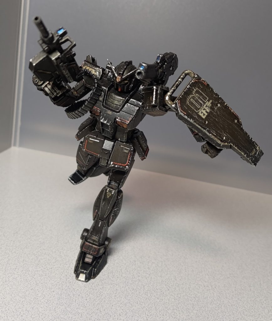 機体頭部や武器のセンサはブルーで着色してみました。