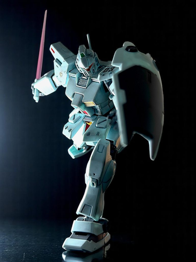 ビームサーベルで斬りかかるシーンをイメージしています。 ジムカスタムと言えばバニング大尉。アニメで大尉の最期を初めて見た時は、えっなぜ‥と思ってしまいましたが、後で見返すとなるほどと思った記憶が蘇りました(^^;;