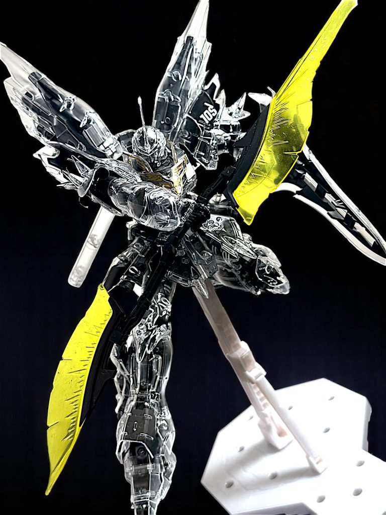 ビームナギナタはクリアエフェクトを付けるとものすごいボリュームに。 なお、エフェクトが幅広い場合の撮影では、透けた先の向こう側が見えるようにし、立体感を出すことを心がけています。