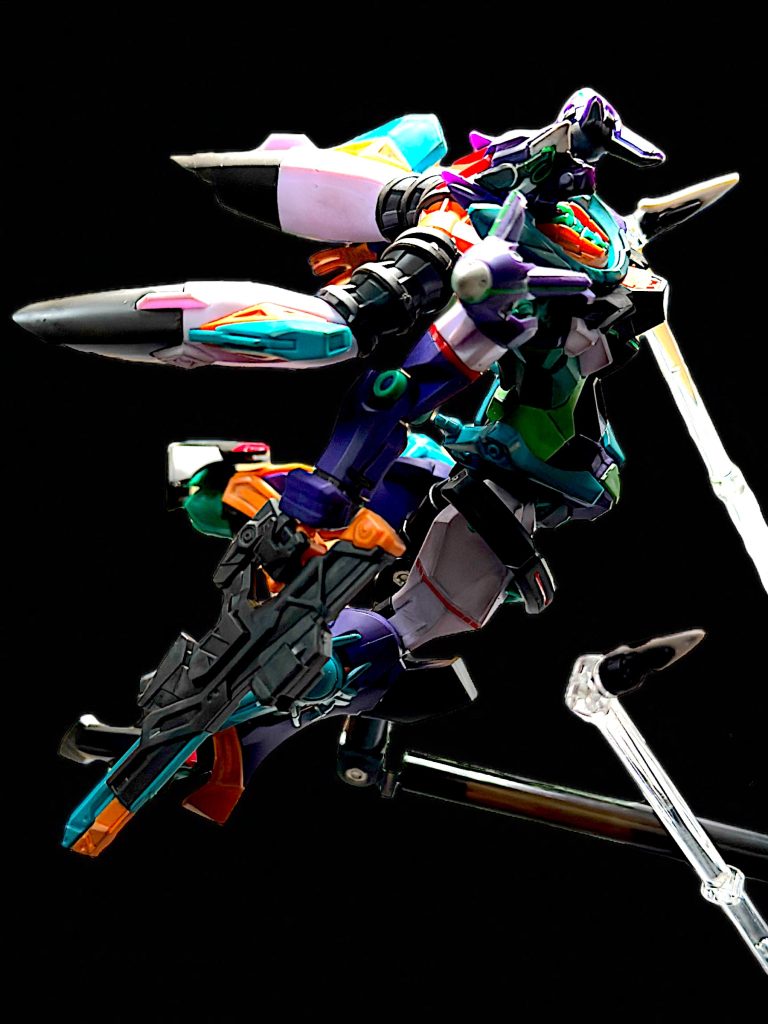 水星の魔女ウェポンディスプレイを使い、ビット展開シーンを再現。 アニメだとビットは白い耳？みたいな部分だけですが、あれだけでは浮かせられないので、ディスプレイへの接続パーツが付属しています。バンダイさんのナイスな配慮です。