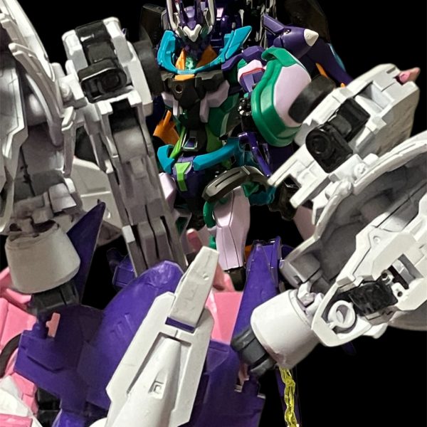 3.俗物がっ💢アクシズを背にぶつかり合う2機。マチュ！あなたはマチュだよっ！！しつこいぞ・・・せいっ💢ううううっ(>_<)向けられたビームサーベルをプラズマバイトとブレイドでいなし、素早く変形‼️・・・何っ！？足のプラズマカッターで切断➕キック^_^マチュ・・・病院行こ・・・記憶だって・・きっと。だが、下を向くマブラヴァから憎悪の声が・・・・・・貴様も私をマチュという。アマテ・ユズリハと・・・すでにいない人間を重ねて・・・私はハマーン・・ハマーン・カーンだっ💢汚らしいぞっ、俗物がっ💢密かに排出されていたファンネルが、ジフレドを八つ裂き。四肢を切り離され、必死に顔を動かすジフレドに砲口を向けるマブラヴァ。消えろおぉっ💢マ、マチューーーーー（ ;  ; ）頭部を失い停止するジフレド。それを見下ろすハマーンは、トドメを刺さずに去る。時は宇宙世紀0088。（5枚目）