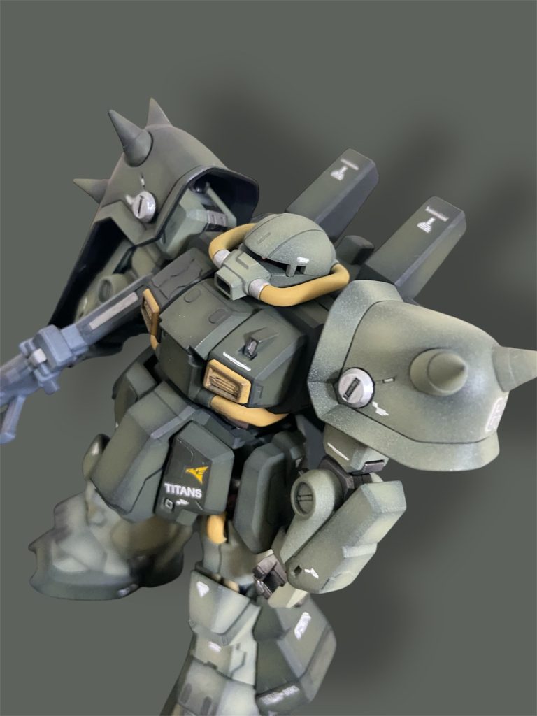 わたしらしく、陰影強目のリアルタイプカラーで全塗装の後、なぜか部分塗装の沼にハマり、めっちゃ楽しみました😊両肩アーマーの大型リベットとスパイクの間にある「キラッとシルバー✨」とかね(^^)