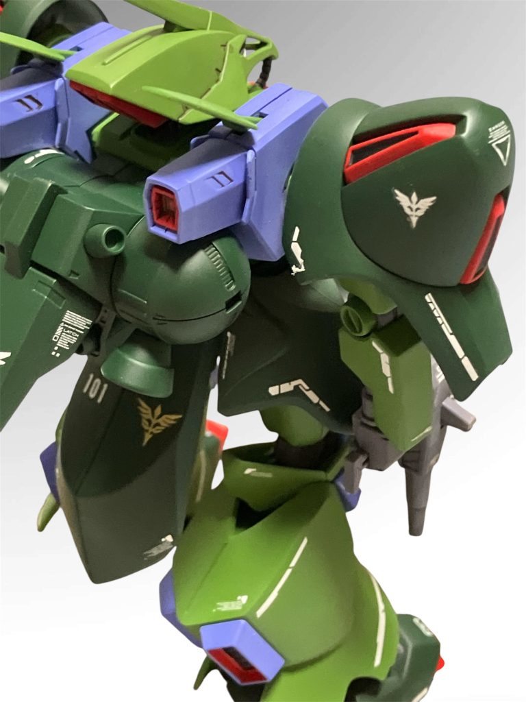 なんかネオジオンのデカールだらけになってます