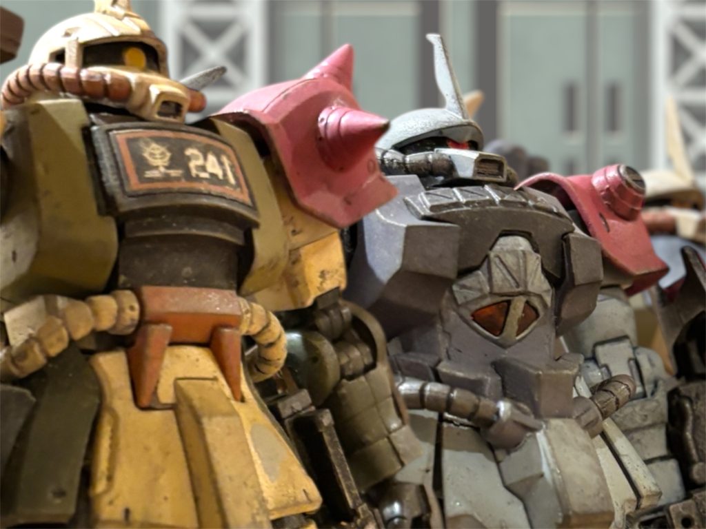 「エドは、打って出たらしいな。最後は、どうだった。」ハリソンが静かに尋ねると、アーサーははっとした表情を浮かべ、落ち着きを取り戻した声で応じる。「勇敢でした。任された戦力の、倍以上の敵機を屠ってみせました。」「そうか、打って出たんだったな。」もう一度呟き、腕組みをしながら、基地周辺の地図をじっと見つめる。「まあ、それしかないか。」 よし、とハリソンは気合の入った声をあげる。「アビー。」 近くにいたウェーブ(女性士官)を呼ぶと、基地に残ったデザートタイプではないザクの機数を調べるように命じた。「調べたら、HLVに乗せられるだけ乗せておくように伝えろ。積み込む前に、F型に戻しておくのも忘れるな。」明確な、撤退の準備だった。オデッサから脱出した友軍は、地上用装備のままHLVで宇宙に上がった。成層圏をようやく抜けたところを、MSですらない戦闘ポッドになぶり殺しにされたと言う。 ハリソンは、基地司令の中佐に直接回線を通すと、”レッドショルダー隊”は遊撃任務に就く旨を伝える。 回線を切り、まあ、基地の中は残った連中で何とかするだろう、と呟くと、先ほどのウェーブに”レッドショルダー隊”を集めるよう命令する。