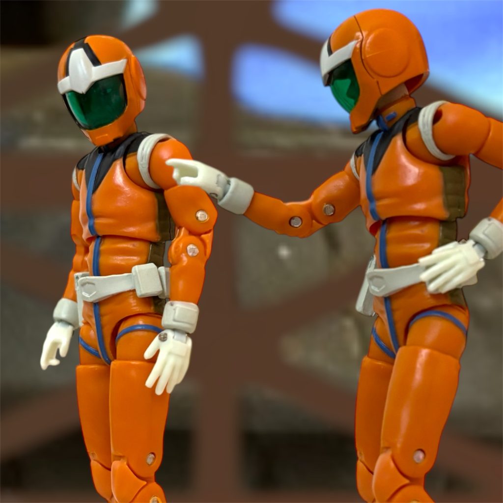 「おい、今度は撃ち落とされるなよ。」 仮設ハンガーに向かう道すがら、イギーがいつもの調子でヘントをからかう。「善処するよ。」「駄目です。善処ではなく、お約束を。」静かに、だが、強く、確かな口調でミヤギが言う。「サラサールを陥とせば、この方面の戦いは終わります。そうしたら、休暇を申請しましょう。その時は、ご一緒に。」「はいはい、デートの約束ならお二人でどうぞ。」「違います、イギー少尉もご一緒に。行き先はジャブローで。」先日、ダマスカスのバーで話した身の上話。イギーの妻子がジャブローに疎開していることを言っているのだろう。ミヤギからの意外な提案に、ヘントもイギーも顔を見合わせたが、その後、2人でニッと笑った。「次は、出撃を気にせず、朝まで飲みましょう。」