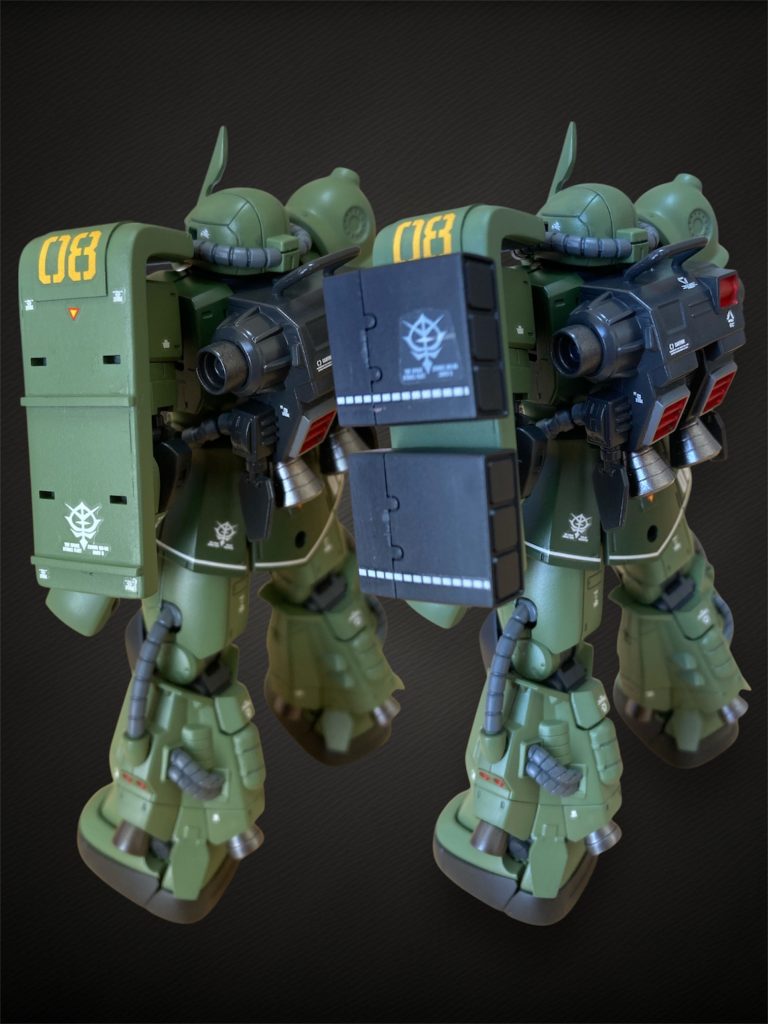 改造点ショルダーシールドは左肩にして、ミサイルポッドを装備(ネオジム磁石で取外可)。ランドセルのプロペラントタンクに姿勢制御バーニアを装備しています。メインのバーニアを大型化。あとは右肩のショルダーアーマーをスパイクレス、頭部を上下方向に幅つめ、腰を0.8mm延長。