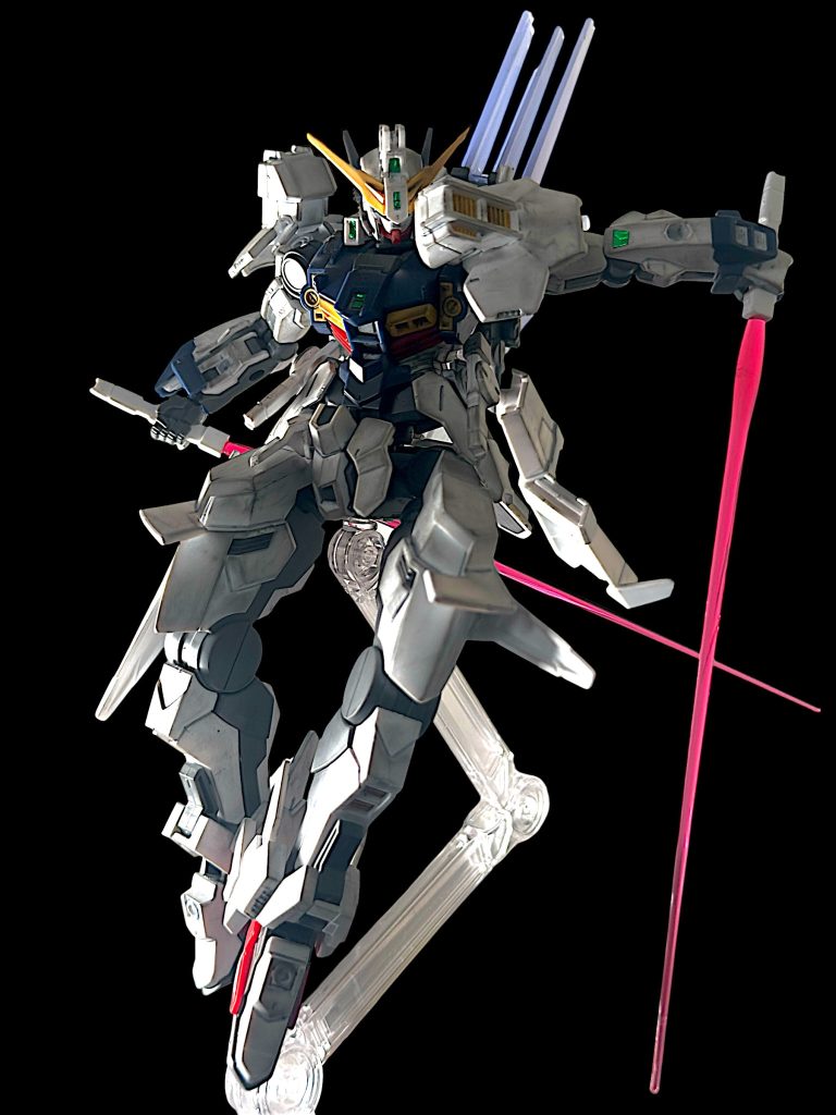 ビームサーベルが腰に2本、背面に4本装着出来るので、今後はビームサーベルを多く使う展開も期待出来そうです。 そのため、今後の活躍を期待してサーベル2刀流のポーズとしてみました。