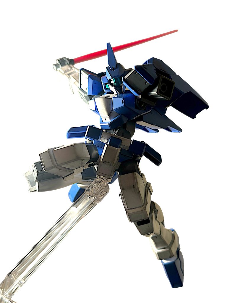 左腕をやられつつも、ビームサーベルで切り掛かるフォーンファルシアと戦闘シーンを再現しています。 古い量産機を改良して乗り続け、最後まで敵のエース級を撃破した本機は、私にとって印象深い機体です^_^