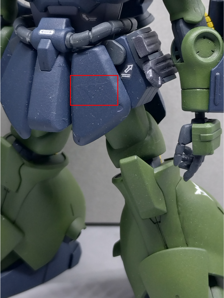 今回の誰がわかるねんポイントです。左フロントアーマ、ティターンズマークのデカールの上から塗装しました。元ティターンズ機であることを強調したく、こういう小細工をしてみました。(近影だと埃が目立ってしまいますね...)