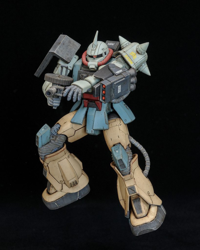 マシンガンを構えるポーズも決まりますね。