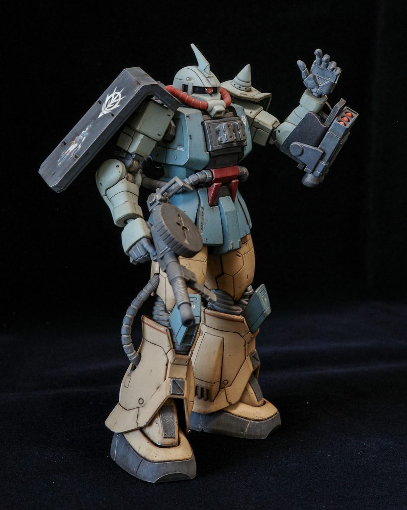 胸部追加装甲は、市販のアンテナパーツを裏返したものです。