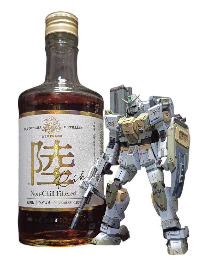 完成後の晩酌です。ラックにミサイルランチャーとビームライフルを固定できるよにしています。反対側はマシンガンを固定できます。全部モリ付けて萌ながらの一杯は最高です🥃😆😆😆