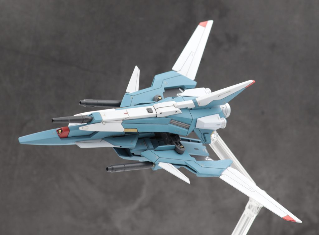 ライトニングバックウェポンシステムはデルタカイのパーツなどを使用し改造。シールドブースターとの合体も可能です。