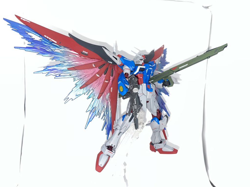 各モールドの掘り直し、背部ウイングの延長、ウイング、アロンダイトビームソードの先端、腰部アーマー、フラッシュエッジ2ビームブーメランなどをプラ板を用いてシャープ化しました。加えて肩アーマー、太もも、腰部アーマーにスジボリを加えています。アンクルガード、膝、手首など様々な箇所にディテールアップパーツをせっちゃくしています。シールドや手の黄色のパーツはアクセントとしてキャンディ塗装にしてみました!