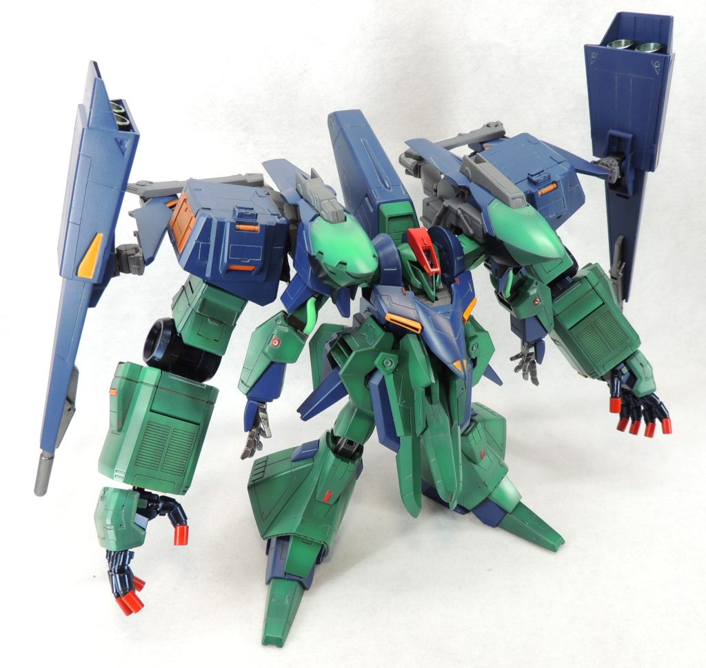 ロザミア機またはヤザン機の攻撃力特化型という妄想？で仕上げています。今回は基本工作を大切にしながら、ディティールの追加とカラーモジュレーション技法を取り入れた塗装を実践しました。