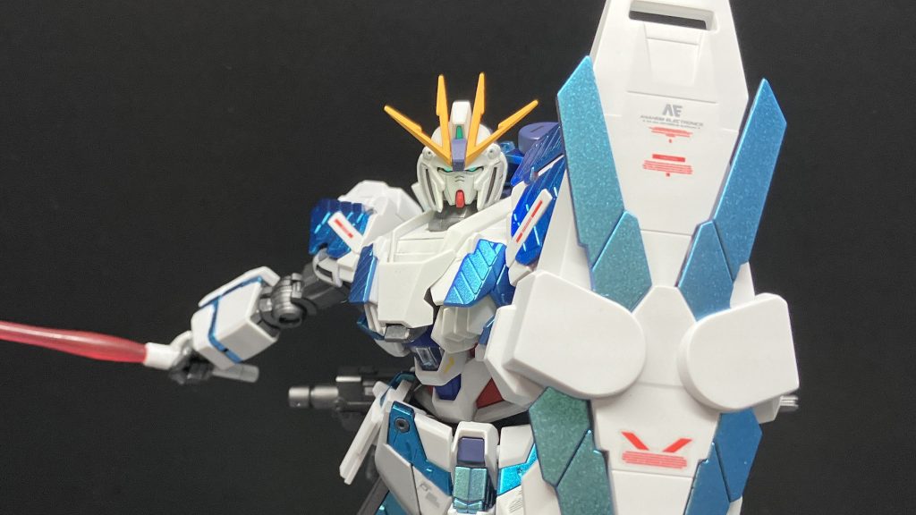 サイコフレーム部分はアルティメットブラック→ターコイズグリーンライトブルー→蛍光ブルーという流れで塗装したのですが、意図的にターコイズグリーンライトブルーの色味を残すところと蛍光ブルーを厚めに吹いて完全に青に寄せる所とを分けることで急造品故の不安定感を出せていたら良いなと思います。嘘です肩とか腰は蛍光ブルー吹きすぎました。