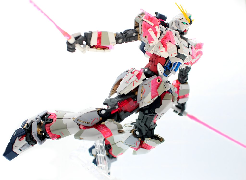 適所に0.15mm・0.25mm・0.4mmのスジ彫りと塗り分けを施し、金属色・蛍光色を差し色にして精巧に仕上げています。