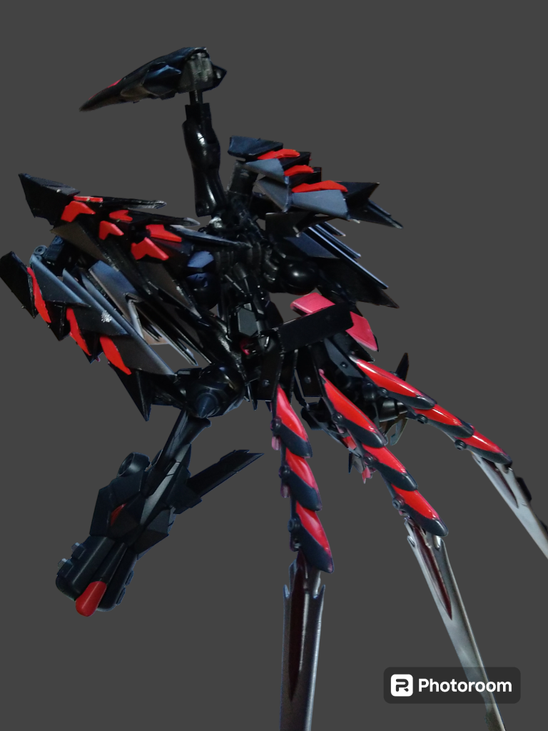 ブースター部分はホームセンターに売っているL字型のプラで自作をしました。　　　　　　　　　　　　　　初めて自作をしましたが、たくさん試行錯誤しました。　　　　　　　　　　　　　　　　　　　尾の部分はトールギスのヒートロッドと蒼穹のファフナーのマークニヒトの同化ブレードを使っています。