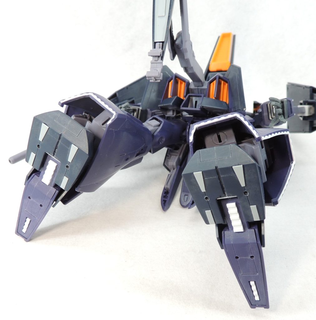 足裏のモールドは全て削り落とし、整形後、プラ板やプラ材で復元しました。足裏の1.5㎜Φの穴は、塗装後にHIQパーツ製の金属パーツを埋め込みました。