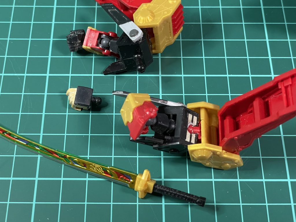 改造箇所1前衿の可動化左握り手をエポキシパテで斜め握りに変更大袖を上に跳ね上げれるように & 肉抜き穴埋め