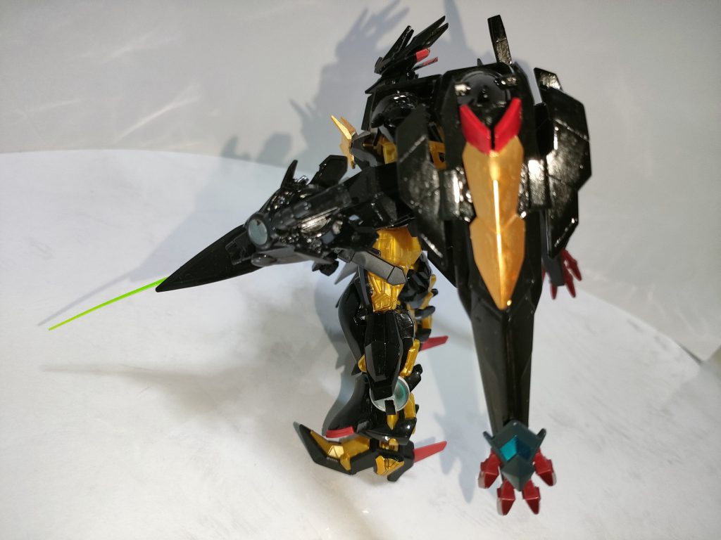 ゴールド系のガンダムマーカーをぬり、他はブラックを筆塗りしております。