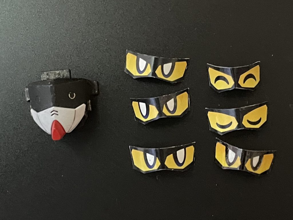 差し替え瞳は7種類。正面目線は通常のものと蛍光用のもの。スチールシートにイングジェットプリンターで印刷したシールを貼ってます。蛍光用はさらにその上にブラックライトルミネのグリーン+レッドを吹いて、光らせたくない黒部分をマッキーで塗り潰しました。このキットは兜交換ギミックのおかげで瞳の変更がしやすくて助かります。隠密エアリアルは買えてないので、兜の交換はできないんですけどね。