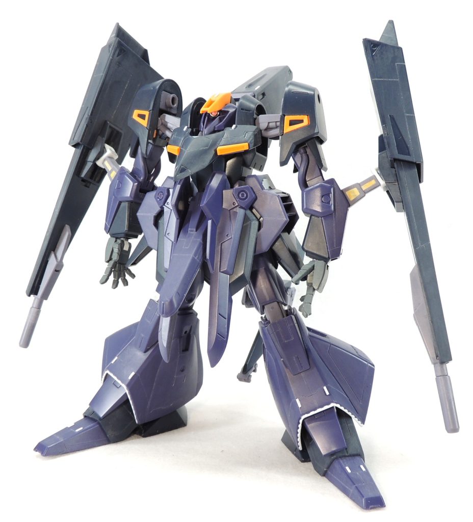 中央にくる合わせ目や剥き出しのポリキャップ等、今の目線からすると、キットの設計思想に古さを感じることは否めません。ですが、驚くべきことに、現在の目で見ても良好なプロポーションであり、人気可変МＳの地位を確固たるものとする所以を感じさせられます。