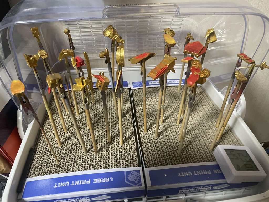 塗装(自分用メモ)HC は水性ホビーカラー赤: 水性ホワイトサーフェイサー1000+モンザレッド→HC ガンダムレッド金: ガイアノーツ スターブライトゴールド黒: HC つや消しブラック白: HC ガンダムホワイト頭頂部カメラ: クリアプラ板の裏に HC 蛍光レッドグリーン: クリアプラ板の裏に HCクリアグリーン+BLルミネグリーン→HCシャインシルバー輝羅鋼の裏: Mr. Color スーパージュラルミン→HCクリアイエロースミ入れ: Mr. ウェザリングカラー マルチブラック+フィルタリキッドグレースレッド一部、HC焼鉄色を筆塗りトップコートなし主な塗装順は、赤→マスキング→金→雑にマスキングしてから→黒→金にかかった黒をマジックリンで拭き取り。ただし、赤も一部金の後に塗り直して拭き取りしてます。