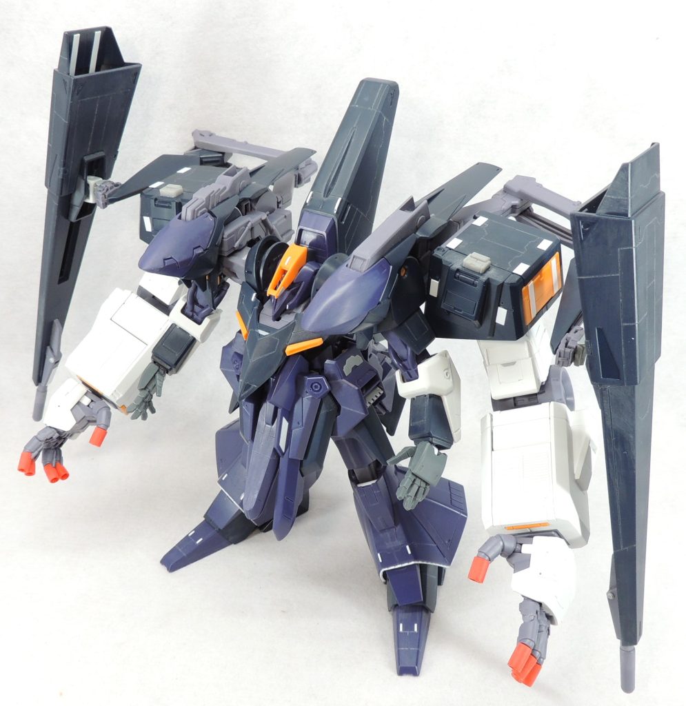 可動を生かしつつも、各関節の剛性を高める工作を行い、ギガンティック・アーム等を装着した状態でも支柱無しで自立します！