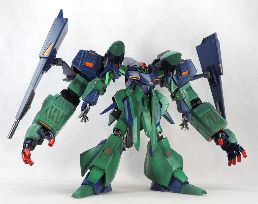 塗装については、カラーモジュレーション技法により、面の情報量を増すことに成功し、立体映えする表現を実現できました。一方向からの光源を意識した陰影をつけることはよくあることですが、今回は、小スケールならではの模型的な盛り上がりを意識した仕上がりを実践することができました。