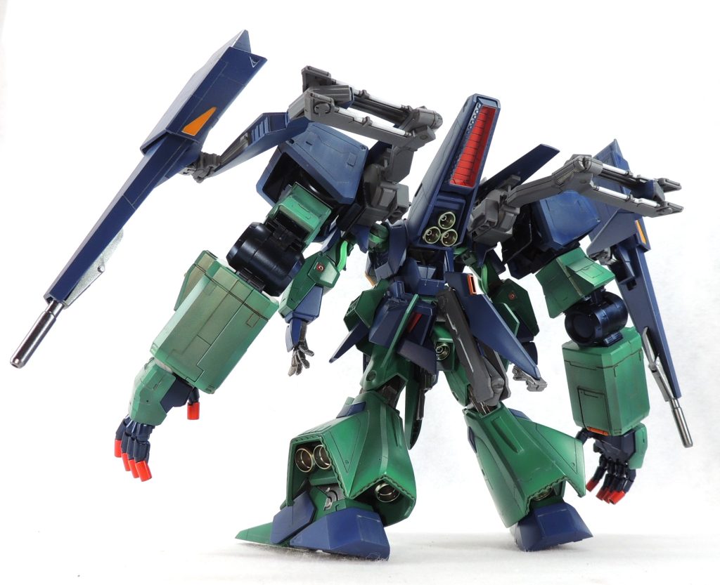 腰部にサブ・アームを一基装備し、隠し腕のごとく、武器やシールドを保持できます。本機は各関節の剛性を高めており、支柱なしでも自立できます！