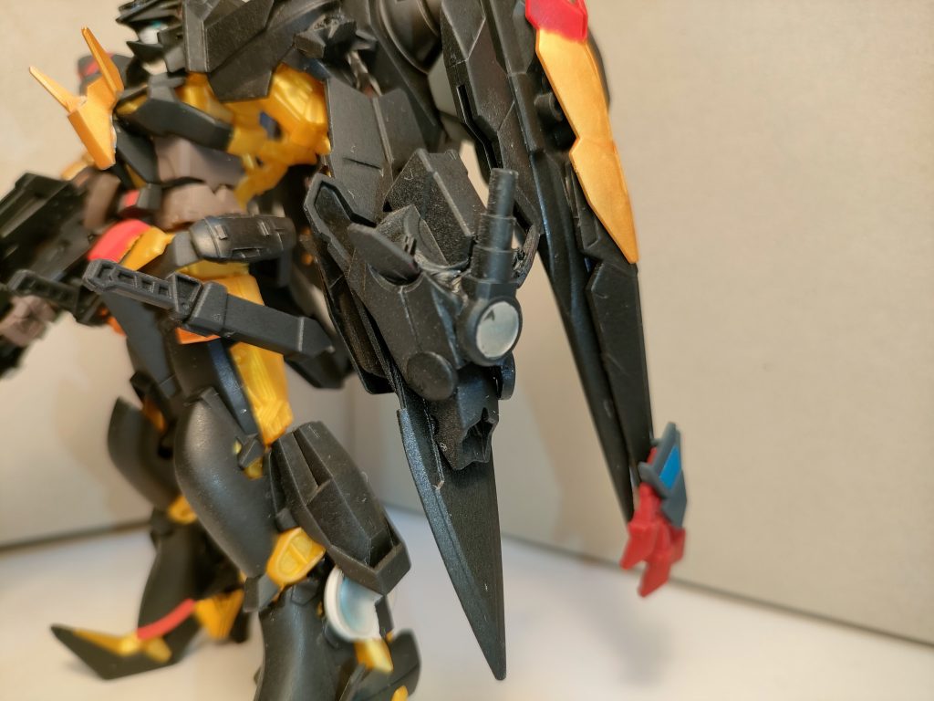 解析により、バッテリー&粒子貯蔵装置を開発。ミラージュコロイド粒子を溜め込むことが出来て、バッテリーと組み合わせることで、左腕に装着されたビームブレードをほぼ無尽蔵に展開できる。