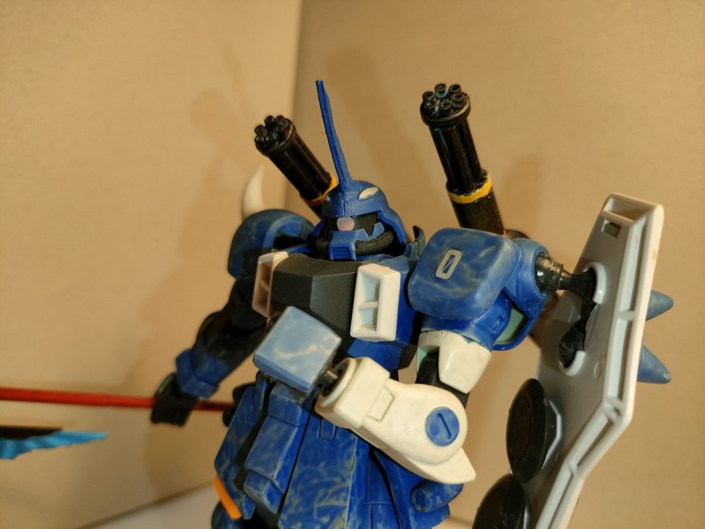 数字の0も同じくニュータイプ付録のデカール。特に意味はない(zaku-kao4) そして途中でホワイトを入れて分けているのも、当時の自分的にはオシャレだったのでしょう…(zaku-kao8)