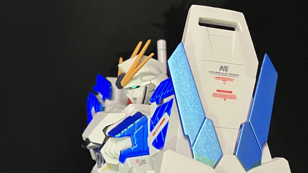 撮影用のライトを落としてブラックライトを当ててみた状態。目も蛍光カラーで塗ったのでバチッと光ります。今思えば少し蛍光ブルーに蛍光グリーンなり蛍光ブルーグリーンなりを混ぜてやったほうが良かったのかもしれません。