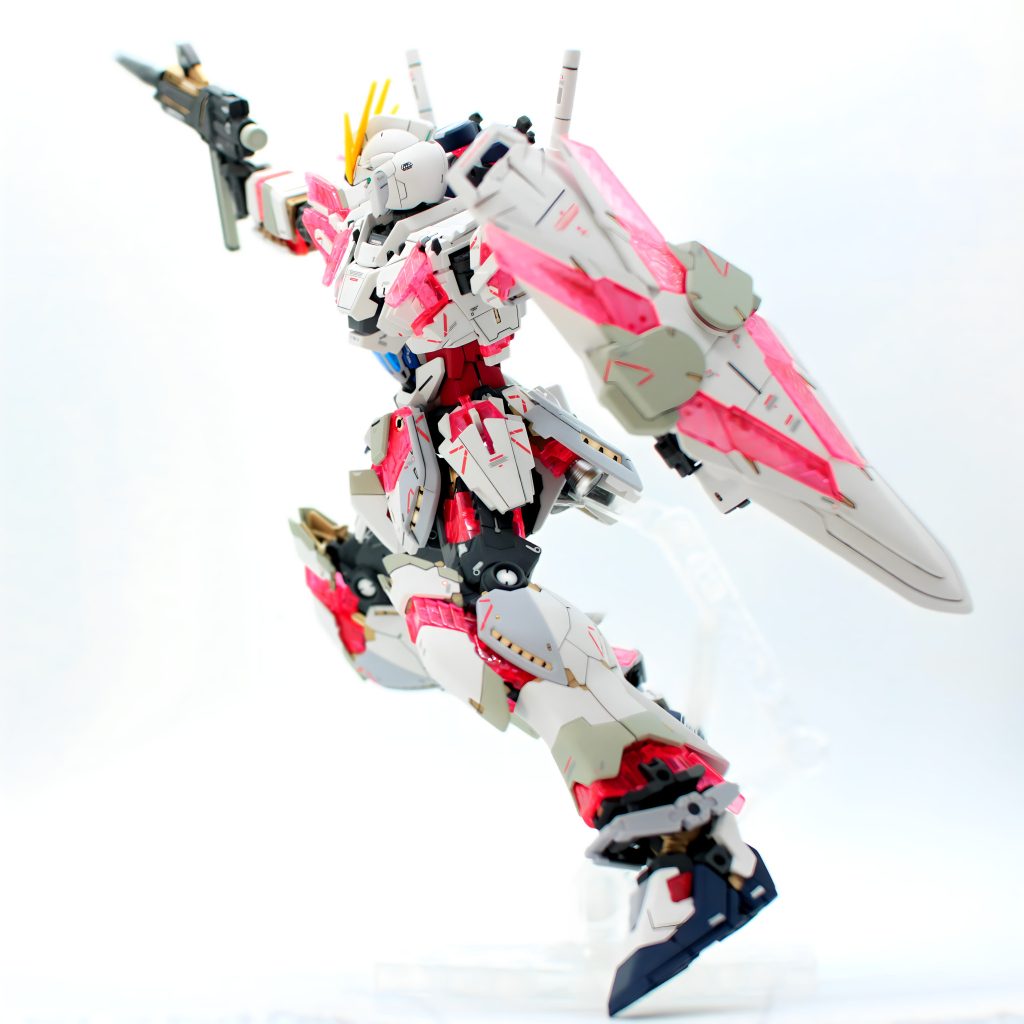 全体のパネルラインを0.15ｍｍでスジ彫りし直し、適所に金属色を配置し、情報量を増やしています。   