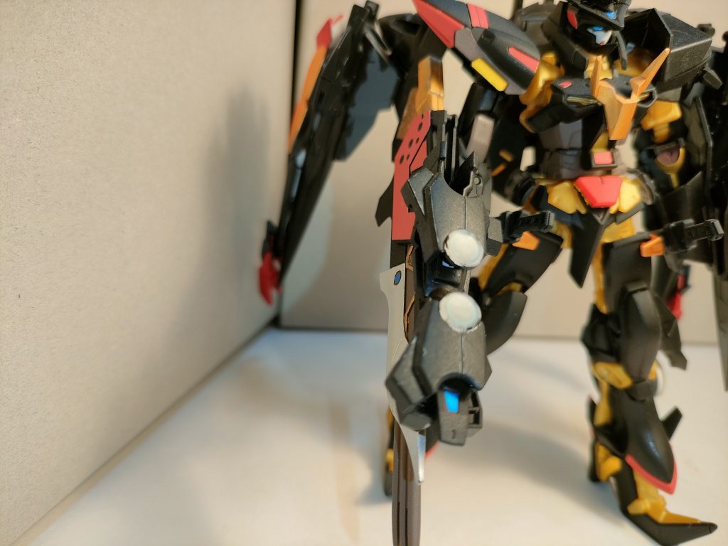 残骸をそのまま取り付けて、トリケロスの機能を底上げした、粒子貯蔵装置搭載型トリケロス改ニ。こちらも無尽蔵にビームサーベルを展開し、ビームを長時間連射可能とした。