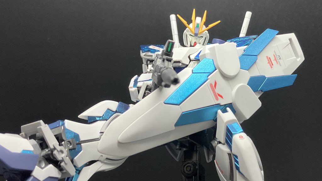 ビームライフルは塗装・つや消し後、センサー部分にはバンダイ純正のカスタマイズマテリアル（３Dメタリックシール）の余白部分を切り出して貼り付け。プラスチック部分が剥がれたりして少し切り出すのが大変ですが、ある程度好きな大きさに切り出せるので結構便利かもしれません。