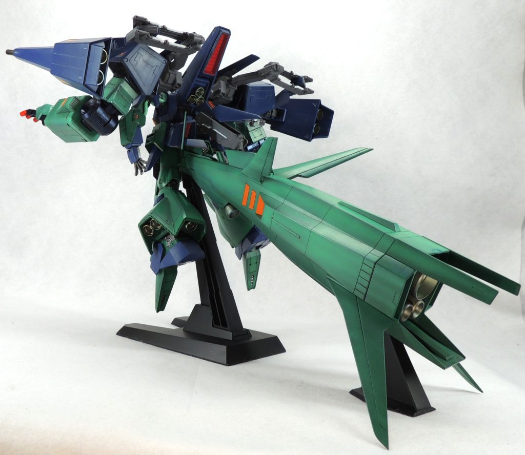 ギガンティック・アーム、ムーバブル・シールド・バインダー、ギャプラン専用ブースターにより、巨大なシルエットに。