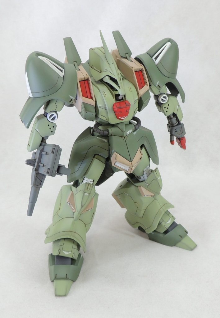 ■塗装について⑵明るめに調色をして塗装しましたが、厳密に空気遠近法を取り入れると全体の印象がぼやけてしまうため、アクセントカラーとしてカラーリングデザインのバランスを取っているコクピットハッチや左手等の「差し色」に関しては意図的に空気遠近法を無視し、ビビッドカラーを使用しています。また、作品の印象をより引き締めを図るため、部分的に金属色での塗装や金属製パーツの配置を行いました。