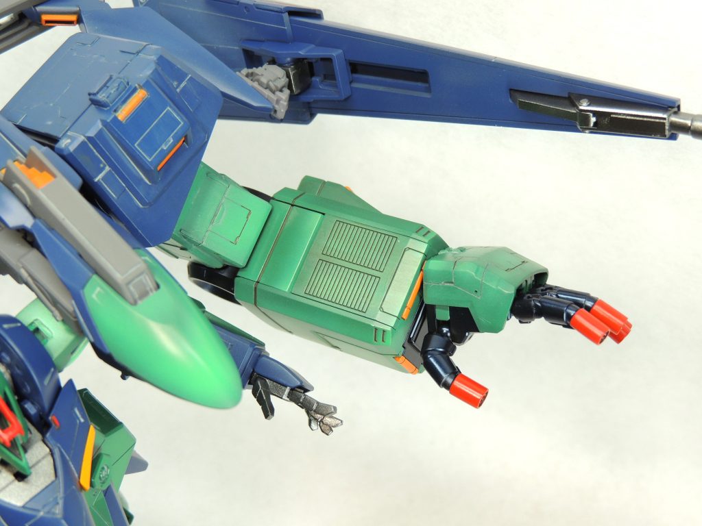 ギガンティック・アームはいつでもパージできるという独自設定です。塗装はカラーモジュレーションの技法を取り入れることにより、面の情報量を上げ、立体感が出るよう工夫しました。