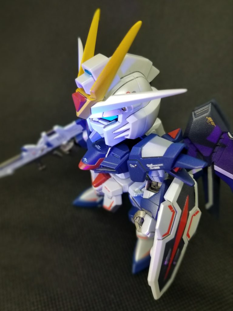 斜め俯瞰ショット。ブレードアンテナはリアルさを増す為に鋭角化を行っています。ま、ジャンル問わず定番工作ですかね👍