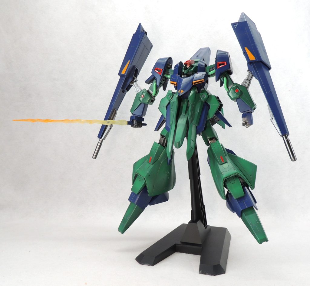 重厚さやメカ感のアップをめざして、各関節等に金属色を使用しています。モノアイはHIQパーツのＳＰプレート+Ｈアイズを使用しました。